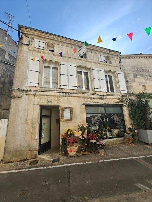 Le Duplex Du Centre - Ideal Pour Un Sejour Detente ! Saint-Savinien Kültér fotó